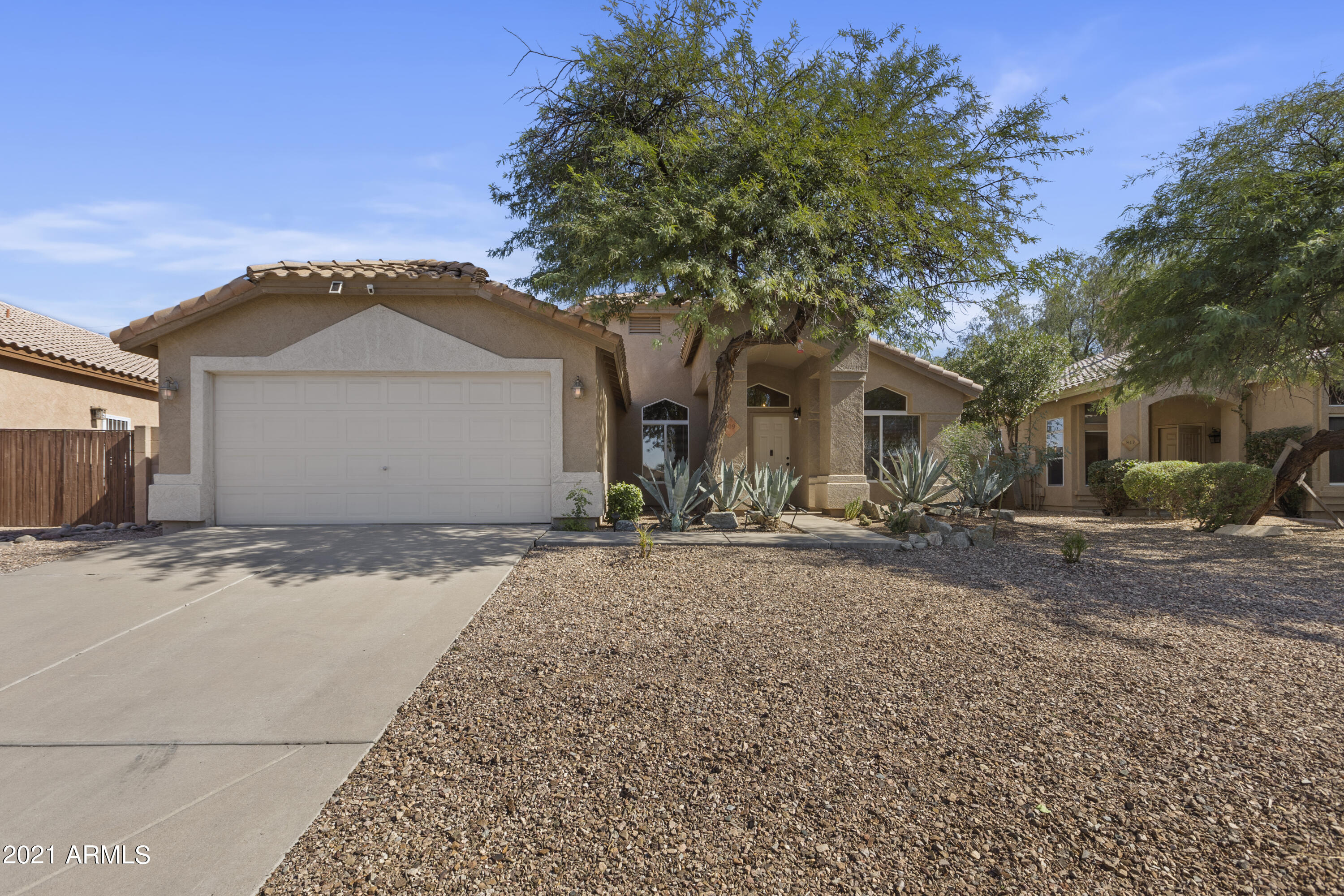 809 South Del Rancho Mesa, AZ 85208 - Photo 1 of 24 01-R6_2220
