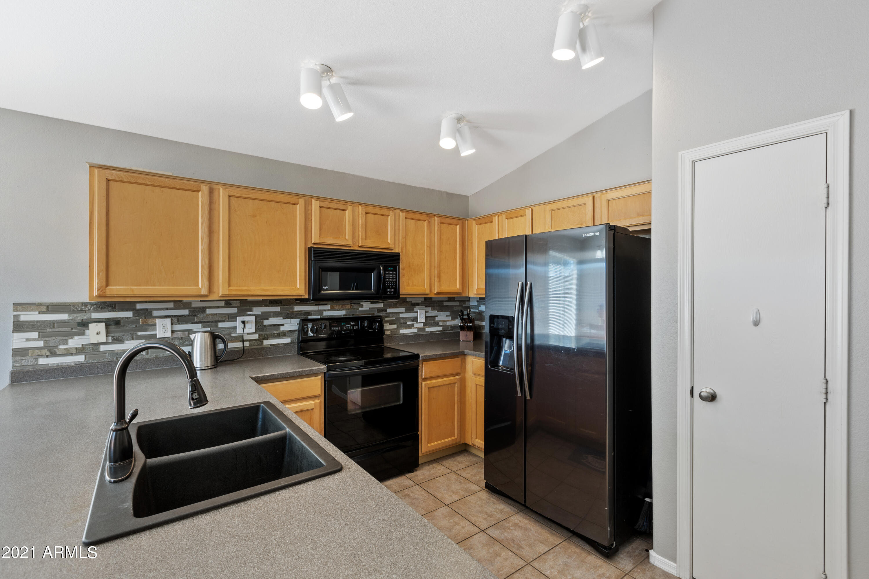 809 South Del Rancho Mesa, AZ 85208 - Photo 7 of 24 11-R6_2294