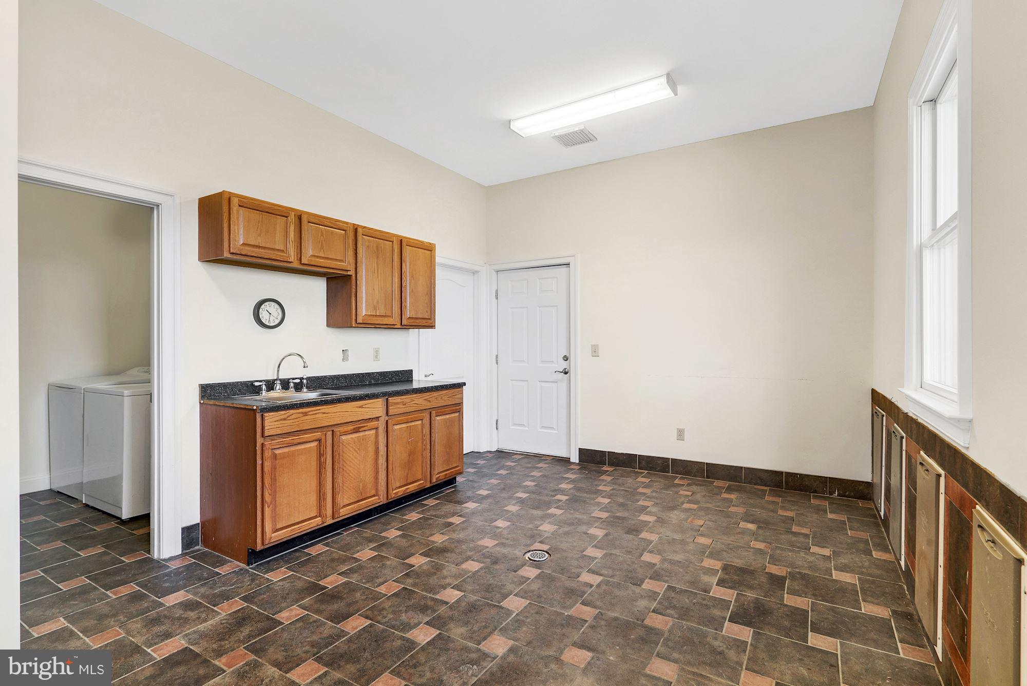 9637 Ada Road Marshall, VA 20115 - Photo 50 of 52 Main level mud room or pet room w/washer & dryer