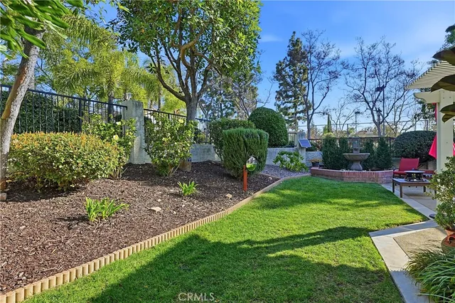a view of yard with green space