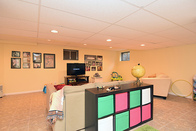 N040 Pierce Avenue Wheaton, IL 60187 - Photo 16 of 20 a room with furniture and flat screen tv