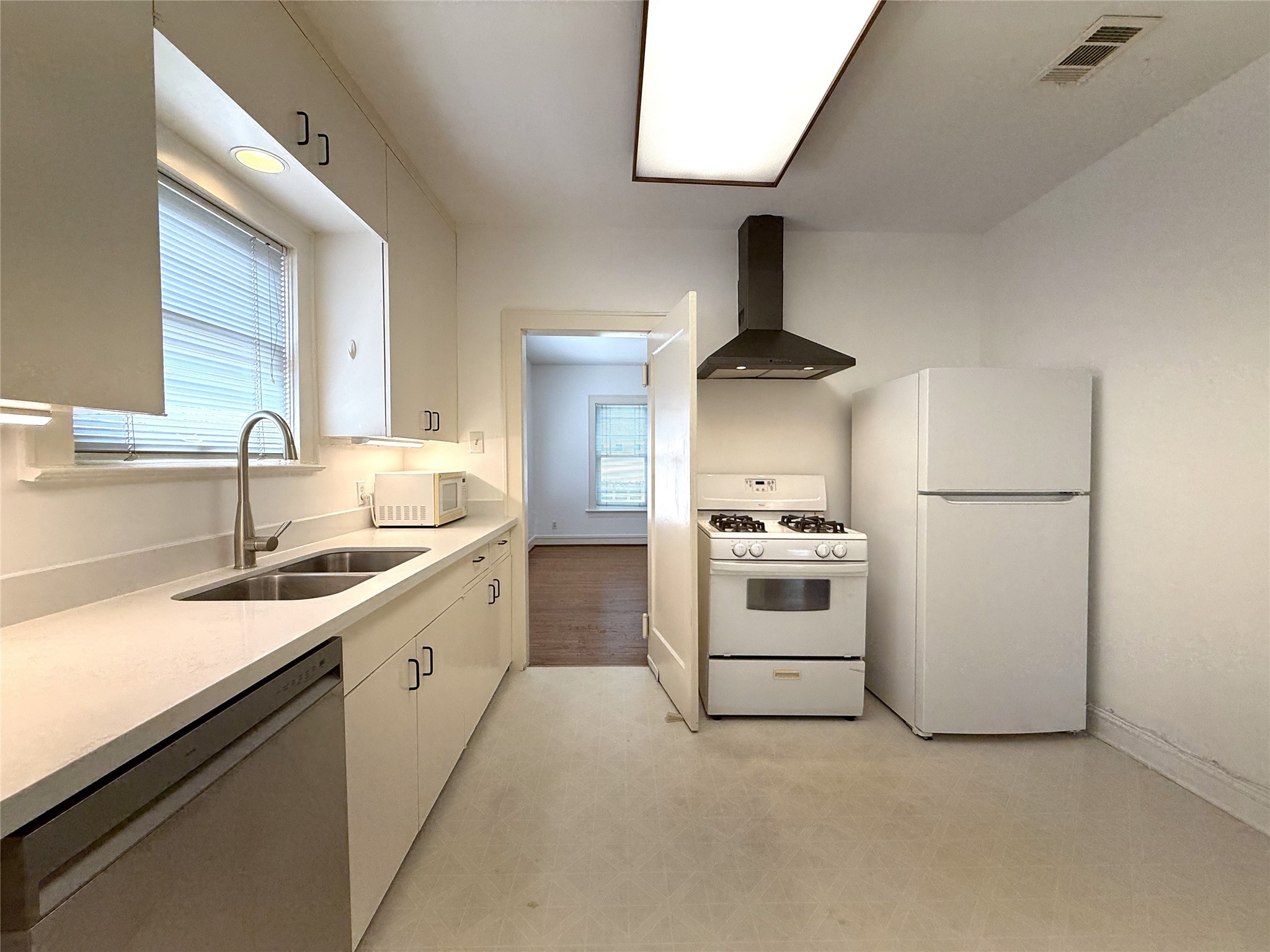 2311 Wroxton Road Houston, TX 77005 - Photo 10 of 24 With a gas range, the kitchen is nicely sized.