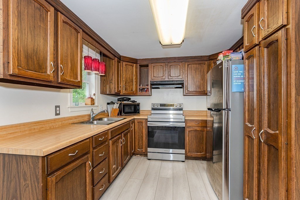 144 Whitehall Road Amesbury, MA 01913 - Photo 8 of 42 Gallery Image 8
