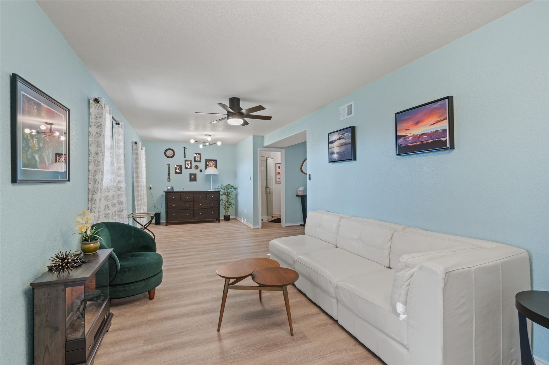 4401 Sunset Cliff Road Burnet, TX 78611 - Photo 29 of 40 Spacious studio suite with a full bath and private access to the expansive lower-level deck—offering exceptional privacy and flexibility for guests or creative use.