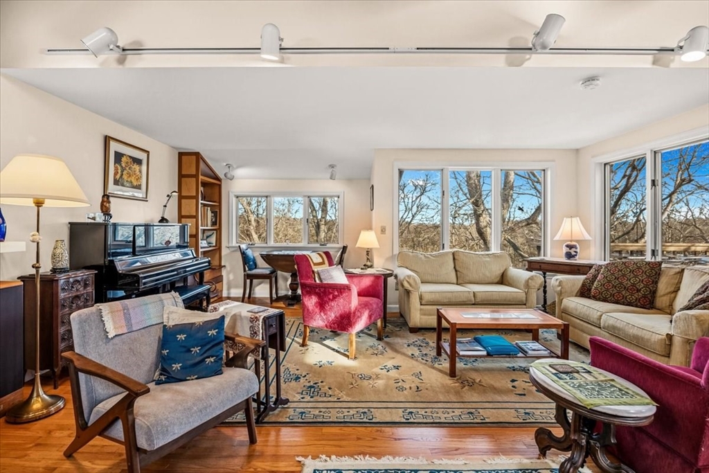 28 Lawrence Farm Road Falmouth, MA 02543 - Photo 5 of 24 Gallery Image 5