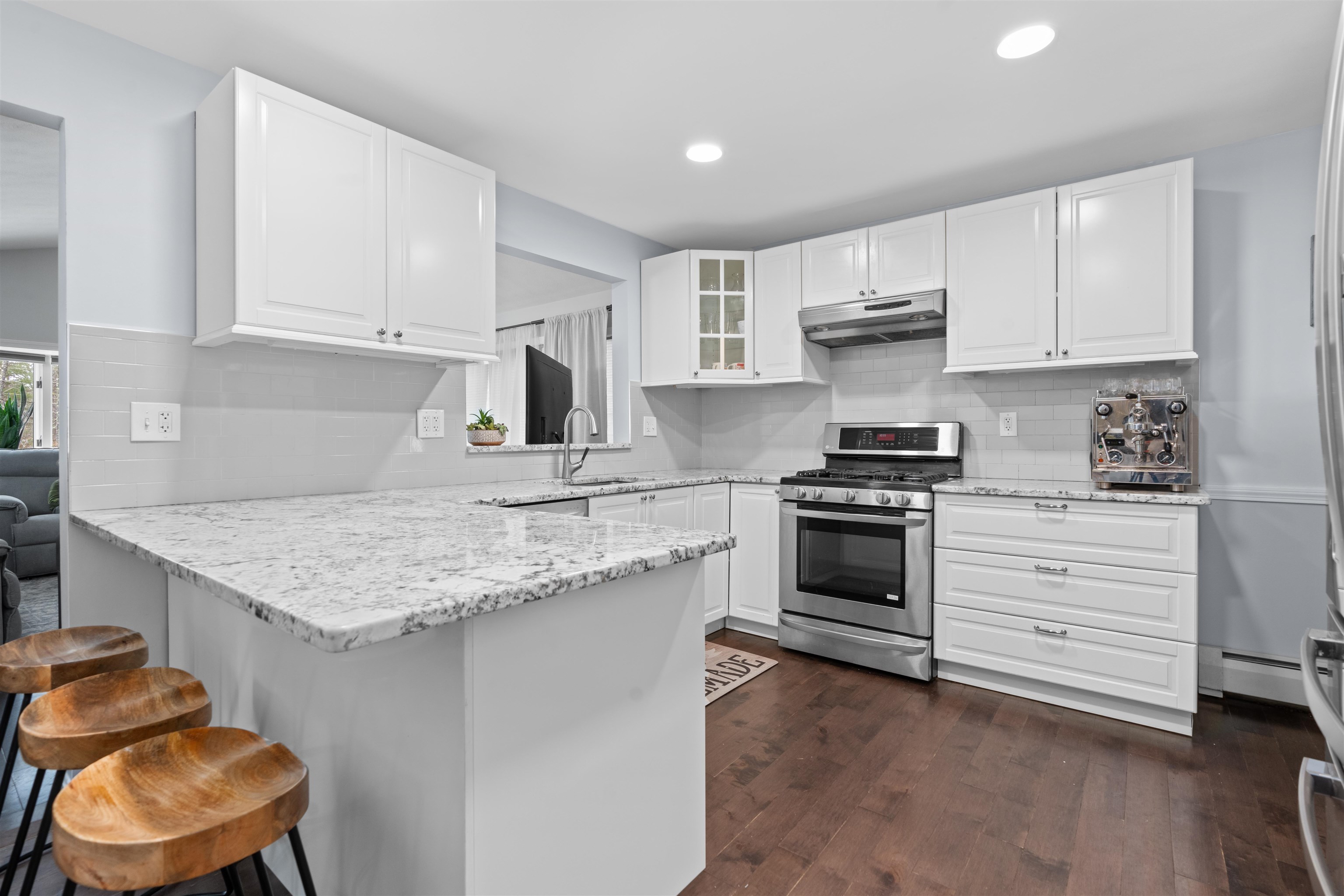 109 Bedford Road Merrimack, NH 03054 - Photo 3 of 40