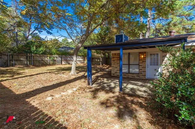 a view of a backyard