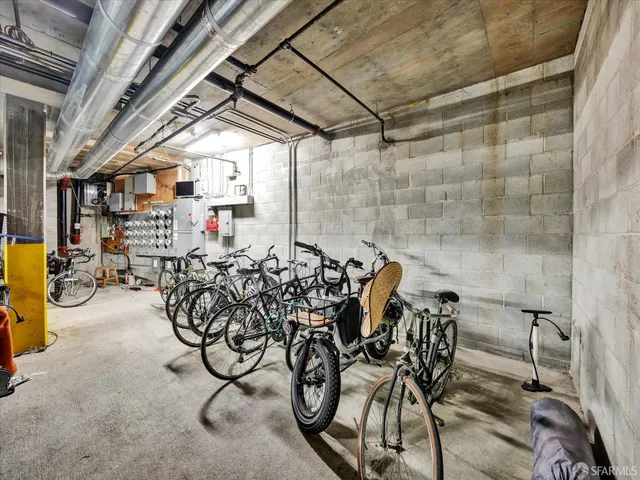 a view of entryway with patio