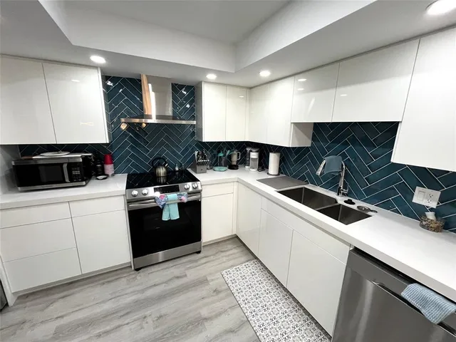 a close up view of a washer and dryer