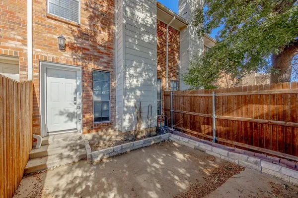 $1,800 | 7337 Kingswood Circle, Fort Worth, TX 76133