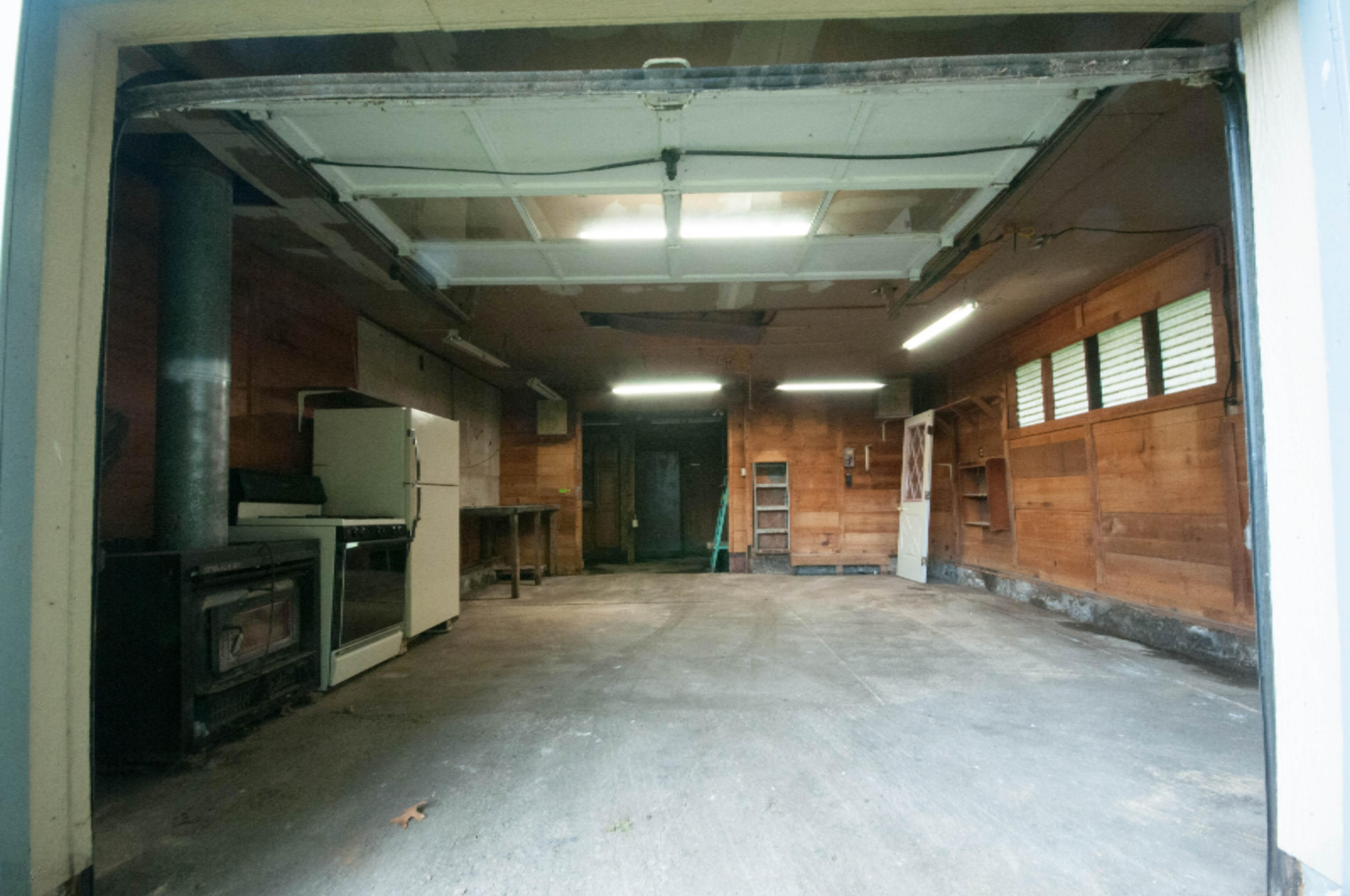 2945 Hall Road Muskegon, MI 49442 - Photo 33 of 39 16a Garage (1)