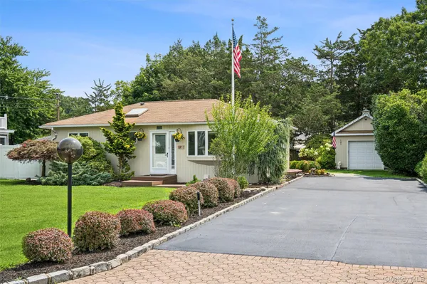 $674,000 | 11 Bay Street, Center Moriches, NY 11934