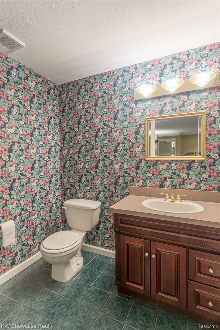 16897 Ryan Road Livonia, MI 48154 - Photo 29 of 34 Basement half bath