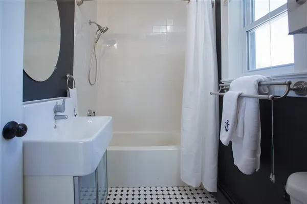 $3,500 | 15 Narragansett Avenue, Unit 2, Newport, RI 02840