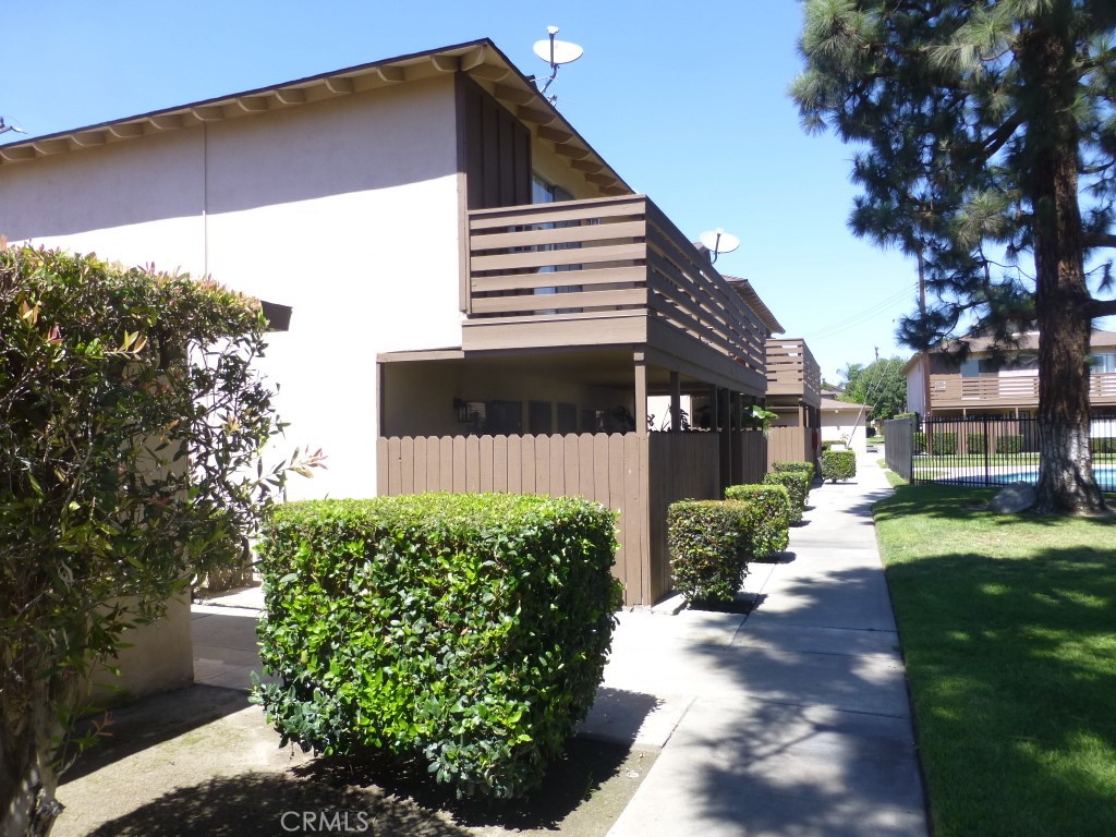 2134 South Acama Street Anaheim, CA 92802 - Photo 18 of 38 a front view of a house with garden