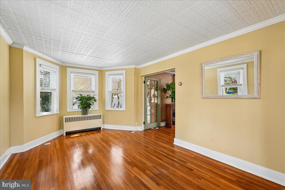209 Rice Street Berryville, VA 22611 - Photo 9 of 67 Living Room w/crown molding