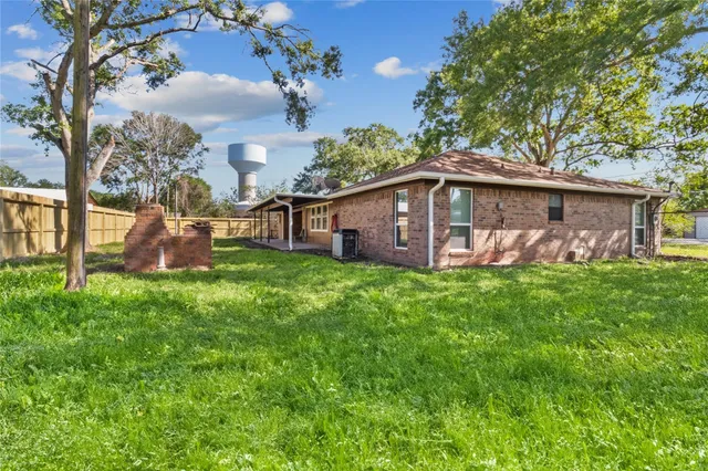 a view of a house with backyard and garden