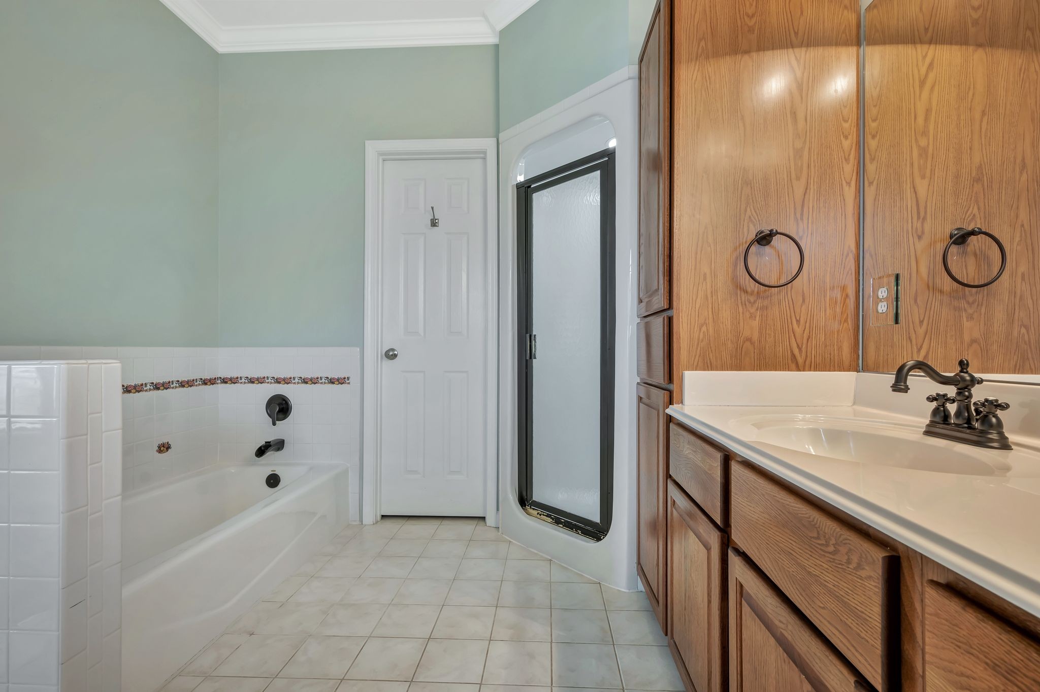 1576 Old Hillsboro Road Franklin, TN 37069 - Photo 27 of 57 a bathroom with a bathtub a sink and a mirror