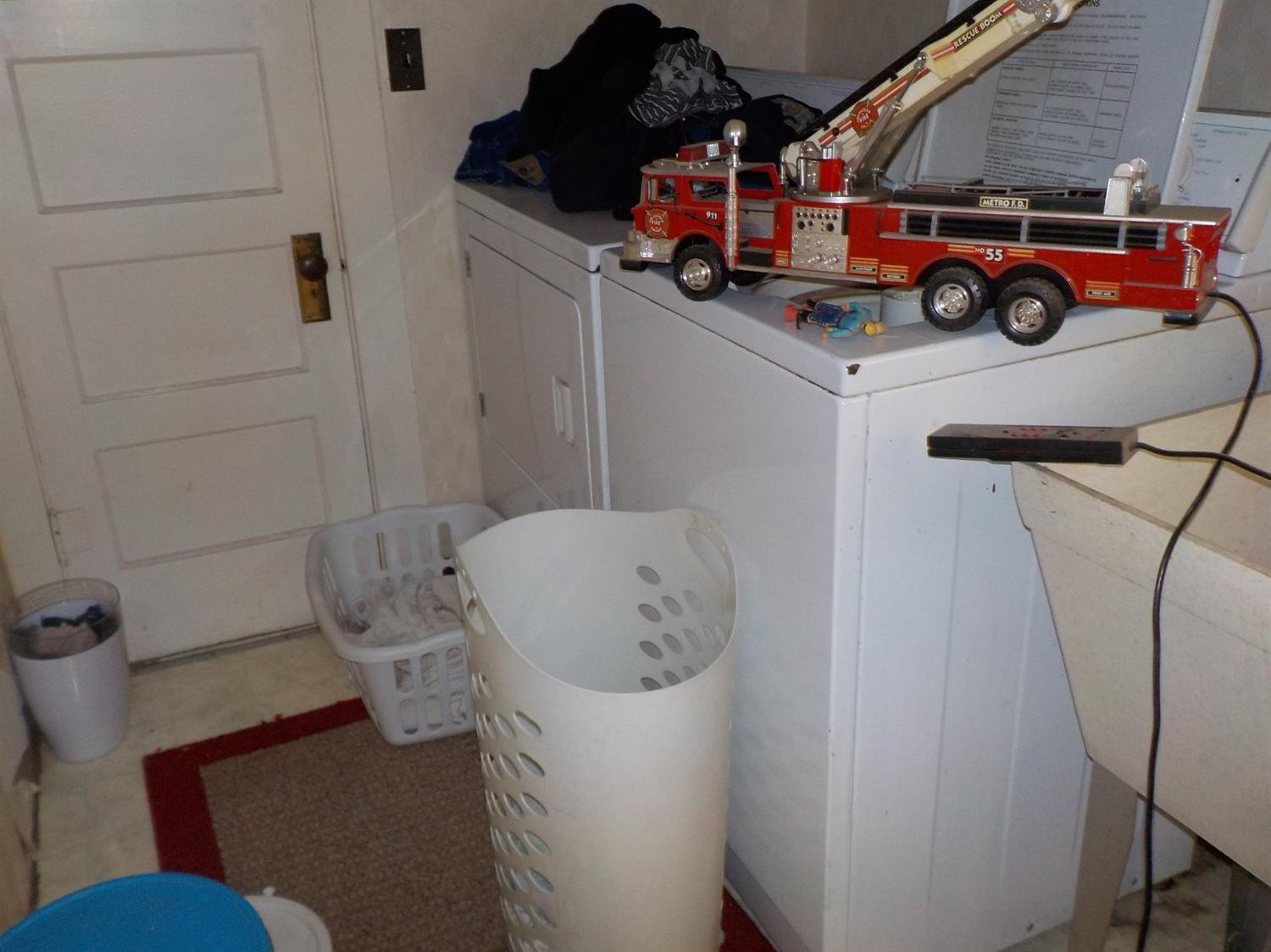 341 Red Blanket Road Prospect, OR 97536 - Photo 17 of 19 Good inside utility room with its own si