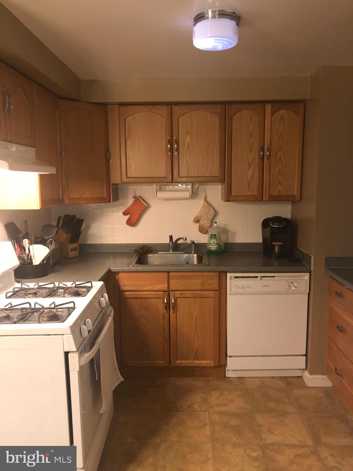 2956 Mallview Road Baltimore, MD 21230 - Photo 2 of 10 Kitchen