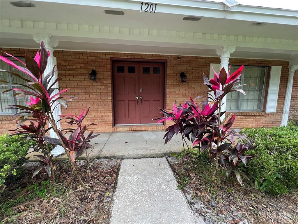1201 Wolverine Trail Winter Springs, FL 32708 - Photo 4 of 29 a house view with a potted plant