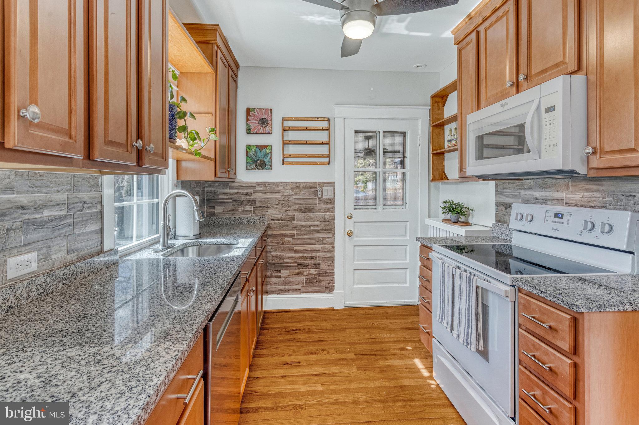 19310 Weaver Road Triangle, VA 22172 - Photo 16 of 43 Granite Counters, Backsplash, New Faucet