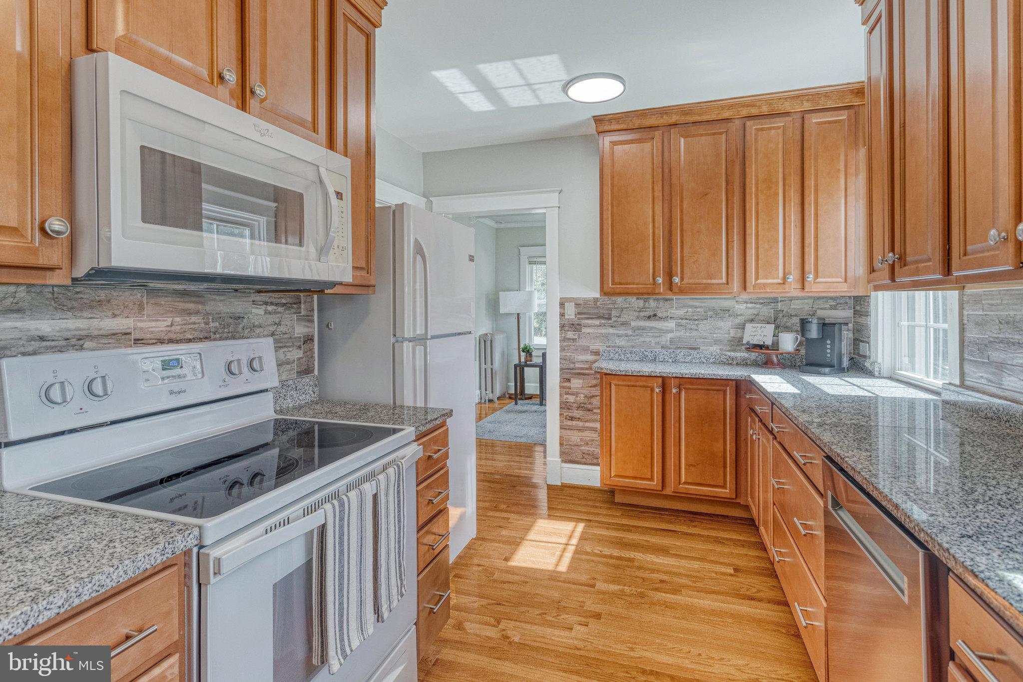 19310 Weaver Road Triangle, VA 22172 - Photo 17 of 43 42" Maple Cabinets