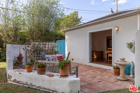 a view of a chairs and table in backyard