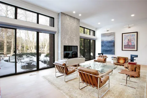 $1,348,000 | 6 Frost Pond Drive, Roslyn, NY 11576