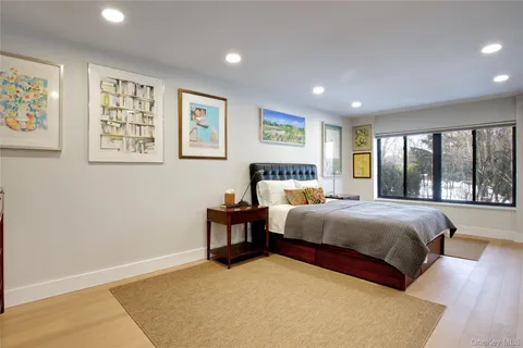 $1,348,000 | 6 Frost Pond Drive, Roslyn, NY 11576