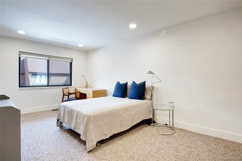 $1,348,000 | 6 Frost Pond Drive, Roslyn, NY 11576