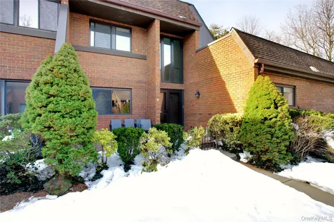 $1,348,000 | 6 Frost Pond Drive, Roslyn, NY 11576