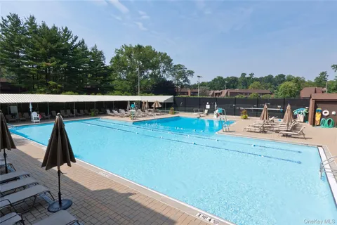 $1,348,000 | 6 Frost Pond Drive, Roslyn, NY 11576