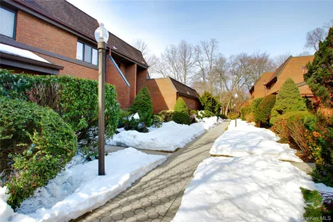 $1,348,000 | 6 Frost Pond Drive, Roslyn, NY 11576