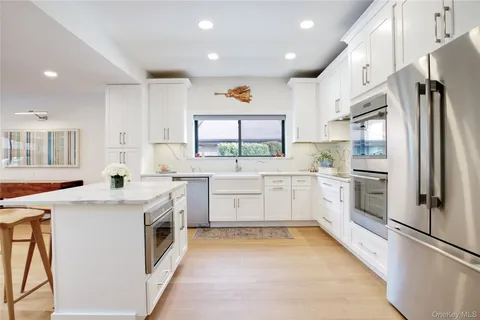 $1,348,000 | 6 Frost Pond Drive, Roslyn, NY 11576