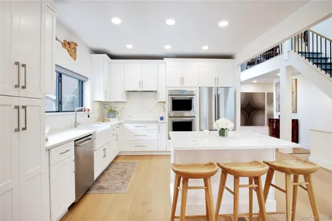 $1,348,000 | 6 Frost Pond Drive, Roslyn, NY 11576