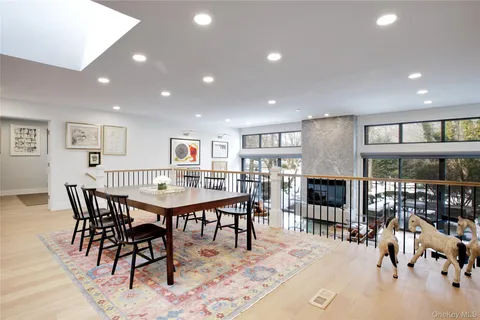 $1,348,000 | 6 Frost Pond Drive, Roslyn, NY 11576