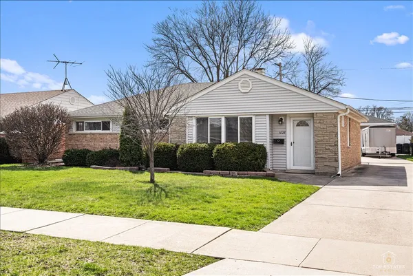 $378,000 | 1028 West Villa Drive, Des Plaines, IL 60016