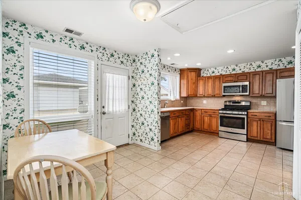$378,000 | 1028 West Villa Drive, Des Plaines, IL 60016