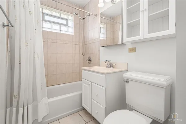 $378,000 | 1028 West Villa Drive, Des Plaines, IL 60016
