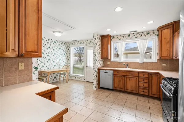 $378,000 | 1028 West Villa Drive, Des Plaines, IL 60016