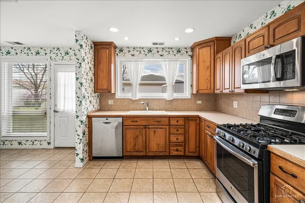 $378,000 | 1028 West Villa Drive, Des Plaines, IL 60016