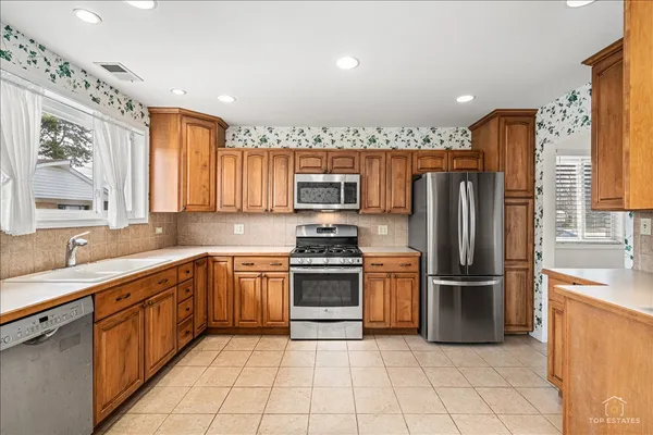 $378,000 | 1028 West Villa Drive, Des Plaines, IL 60016