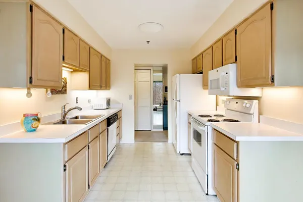 $392,500 | 308 North Happ Road, Unit 108, Northfield, IL 60093