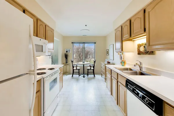 $392,500 | 308 North Happ Road, Unit 108, Northfield, IL 60093