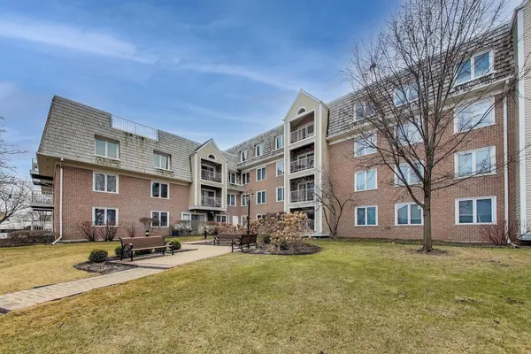 $392,500 | 308 North Happ Road, Unit 108, Northfield, IL 60093
