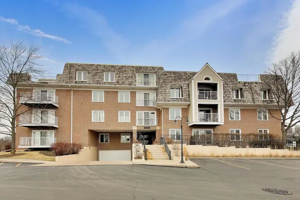 $392,500 | 308 North Happ Road, Unit 108, Northfield, IL 60093