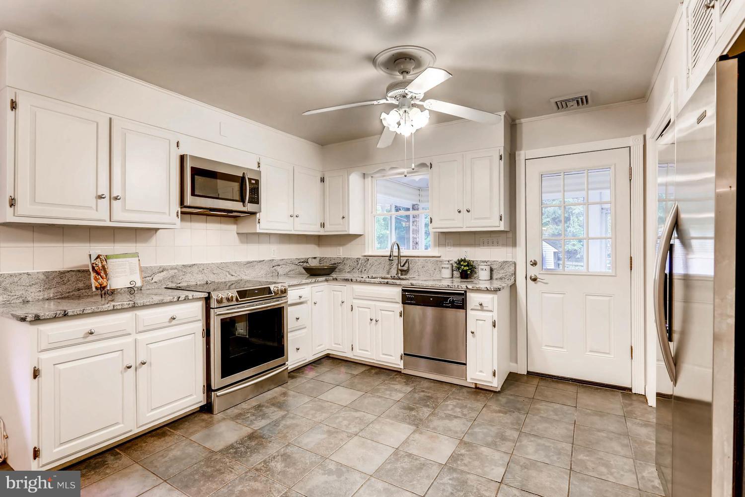 2004 Furnace Road Fallston, MD 21047 - Photo 9 of 30 Kitchen w/ NEW granite, HE appliances