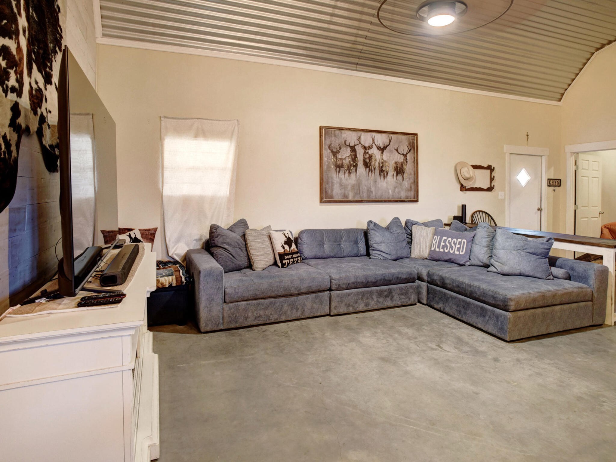 3747 Sparta Field Road Flatonia, TX 78941 - Photo 19 of 37 a living room with furniture and a flat screen tv