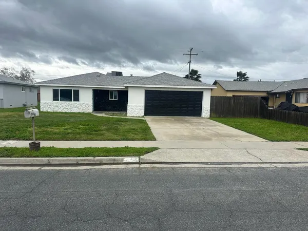 a view of a house with backyard and porch